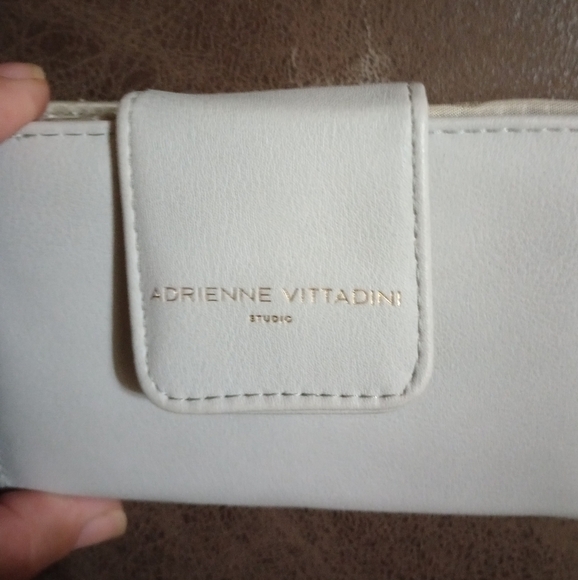 Adrienne Vittadini leather wallet - Picture 1 of 4